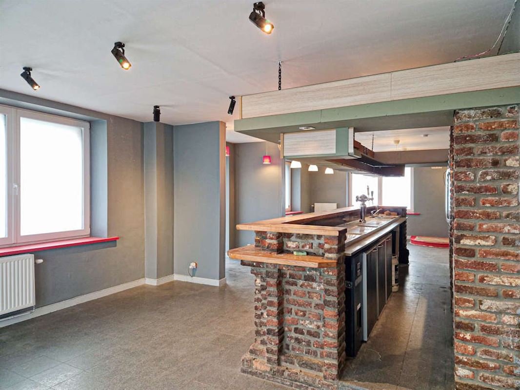 Imposant immeuble commercial en bon état de 511m2 sur 18a 25ca