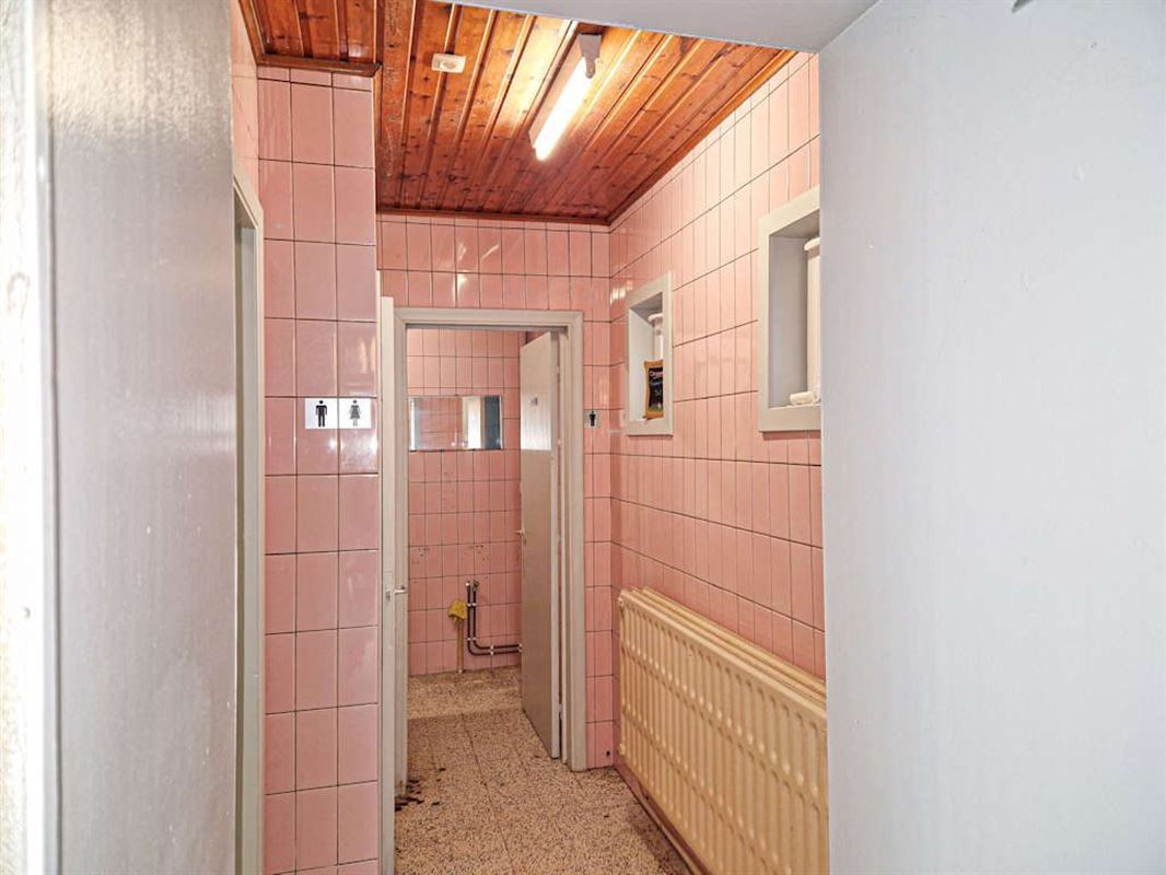 Imposant immeuble commercial en bon état de 511m2 sur 18a 25ca