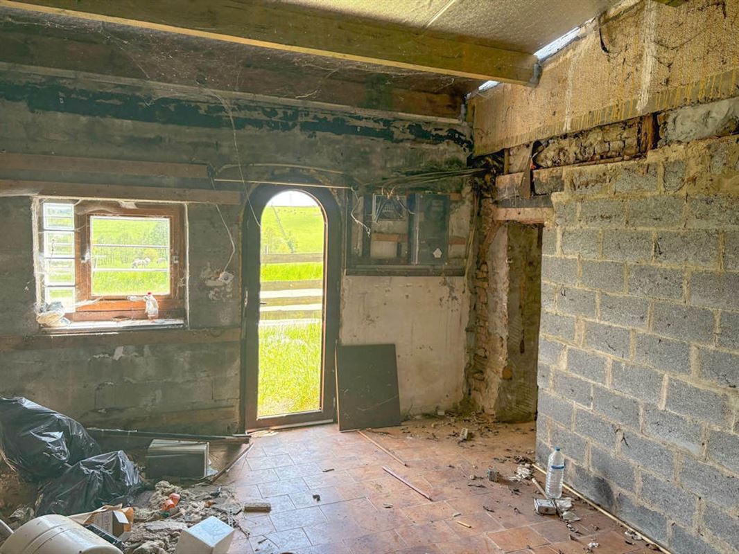 Maisonnette à rénover avec vue imprenable – 8 ares