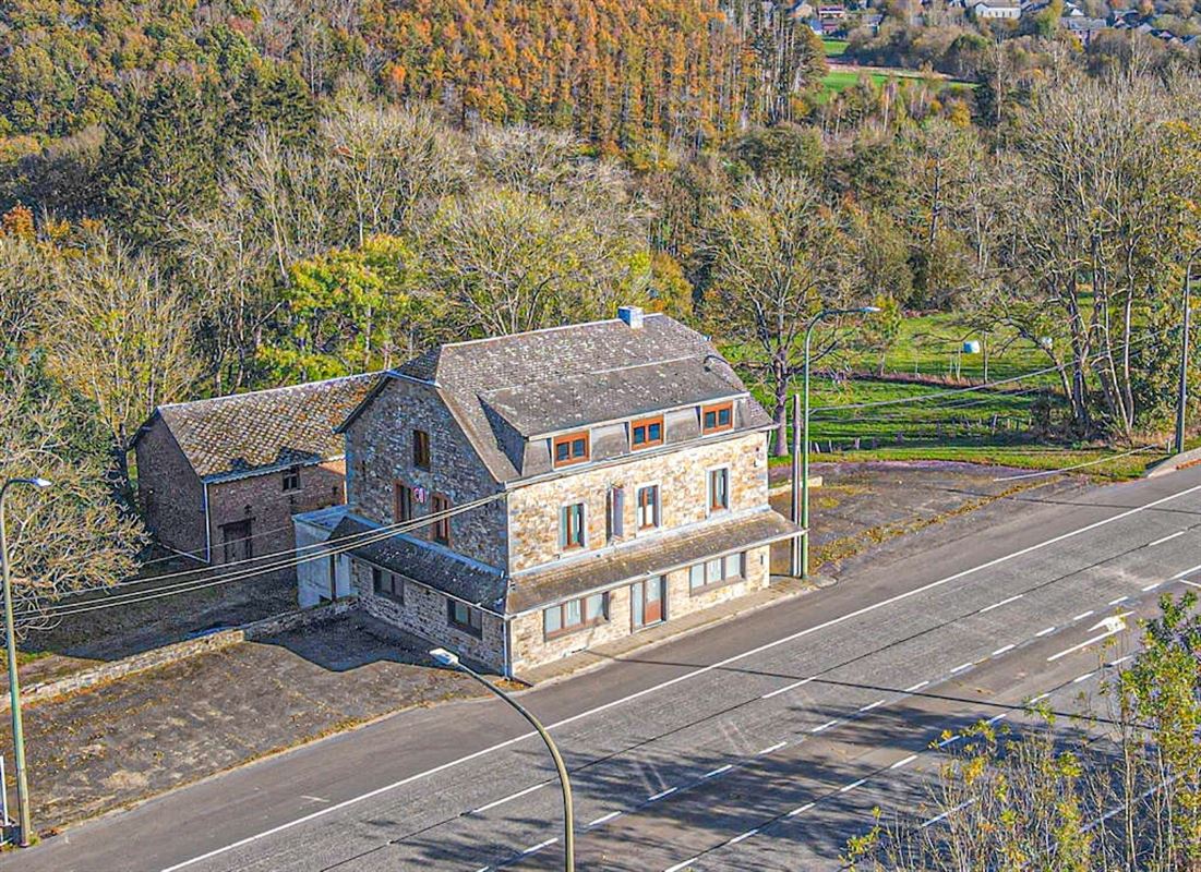 Immeuble commercial en bon état de 511m² sur 18a 25ca