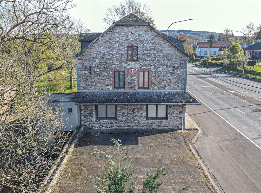 Immeuble commercial en bon état de 511m² sur 18a 25ca