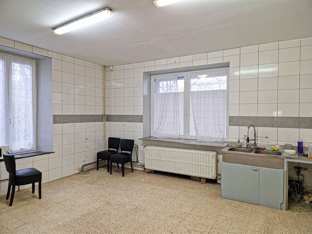 Immeuble commercial en bon état de 511m² sur 18a 25ca