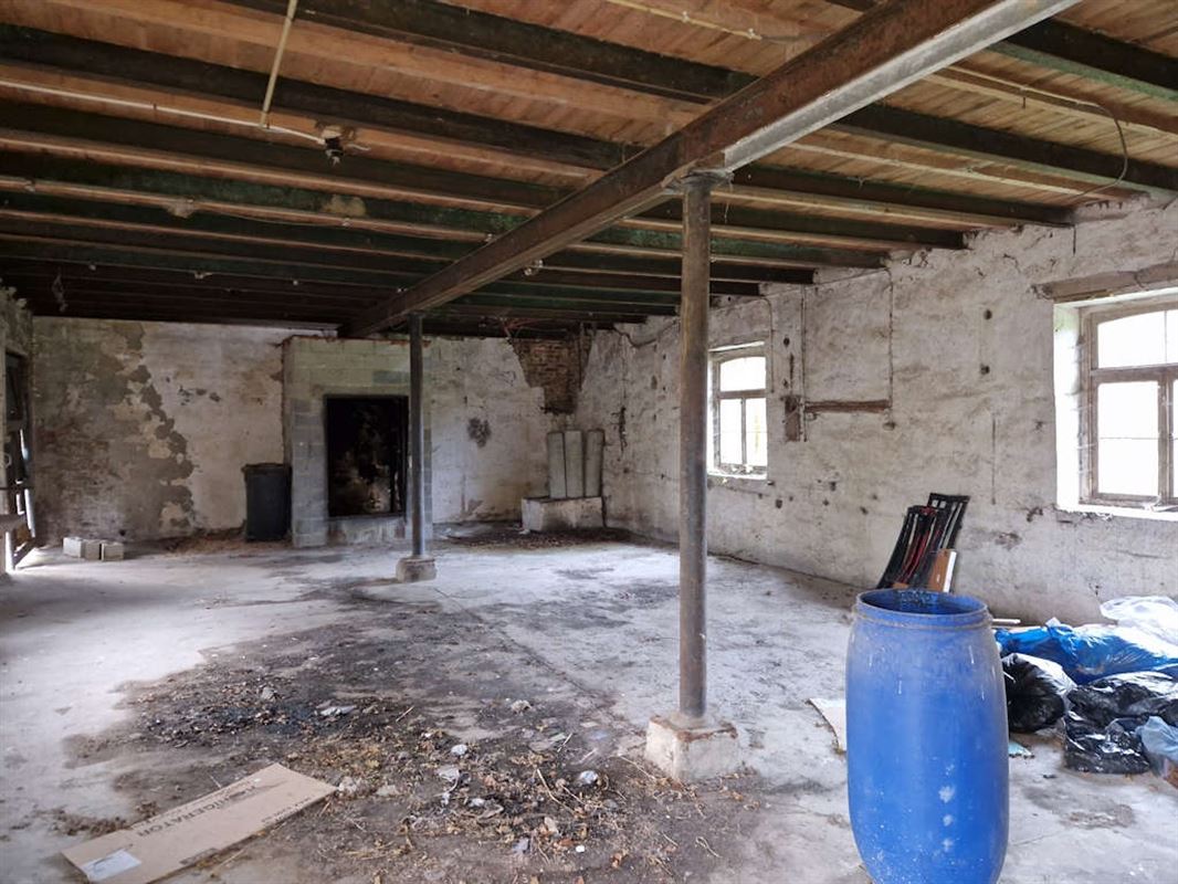 Immeuble commercial en bon état de 511m² sur 18a 25ca