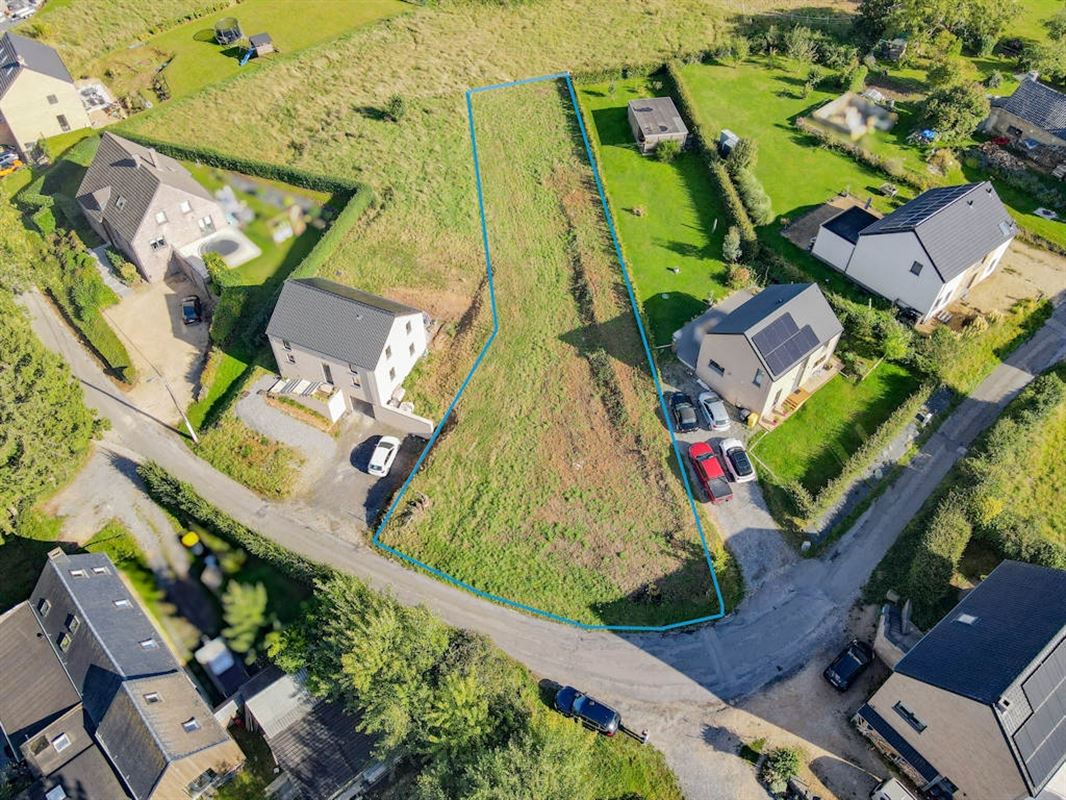 À 5 minutes de l’E411 superbe terrain à bâtir au grand calme - 10a
