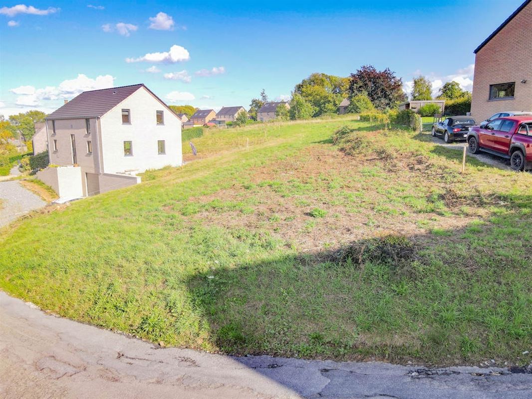 À 5 minutes de l’E411 superbe terrain à bâtir au grand calme - 10a