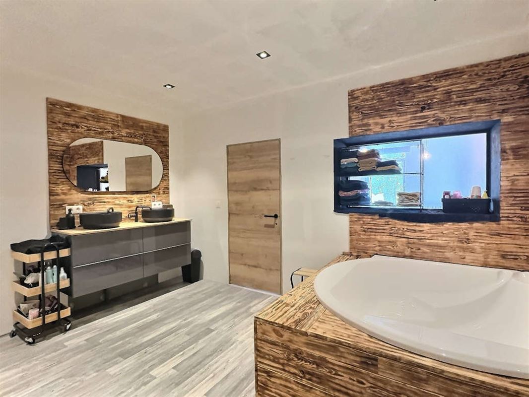 A 1 minute du centre, charmante maison 4 ch à parachever