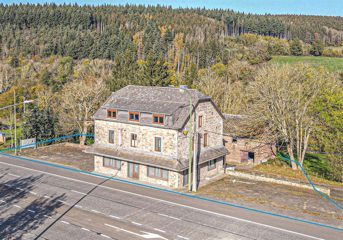 Immeuble commercial en bon état de 511m² sur 18a 25ca