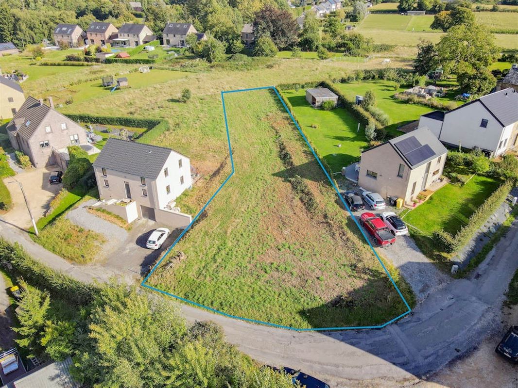 À 5 minutes de l’E411 superbe terrain à bâtir au grand calme - 10a