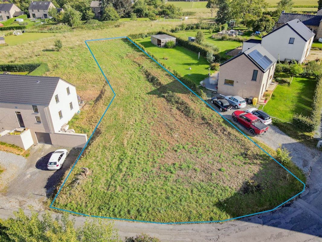 À 5 minutes de l’E411 superbe terrain à bâtir au grand calme - 10a