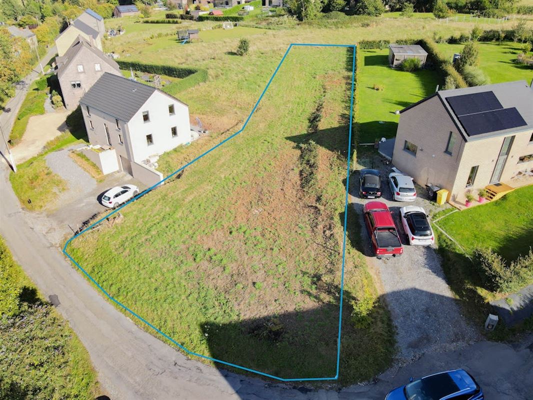 À 5 minutes de l’E411 superbe terrain à bâtir au grand calme - 10a