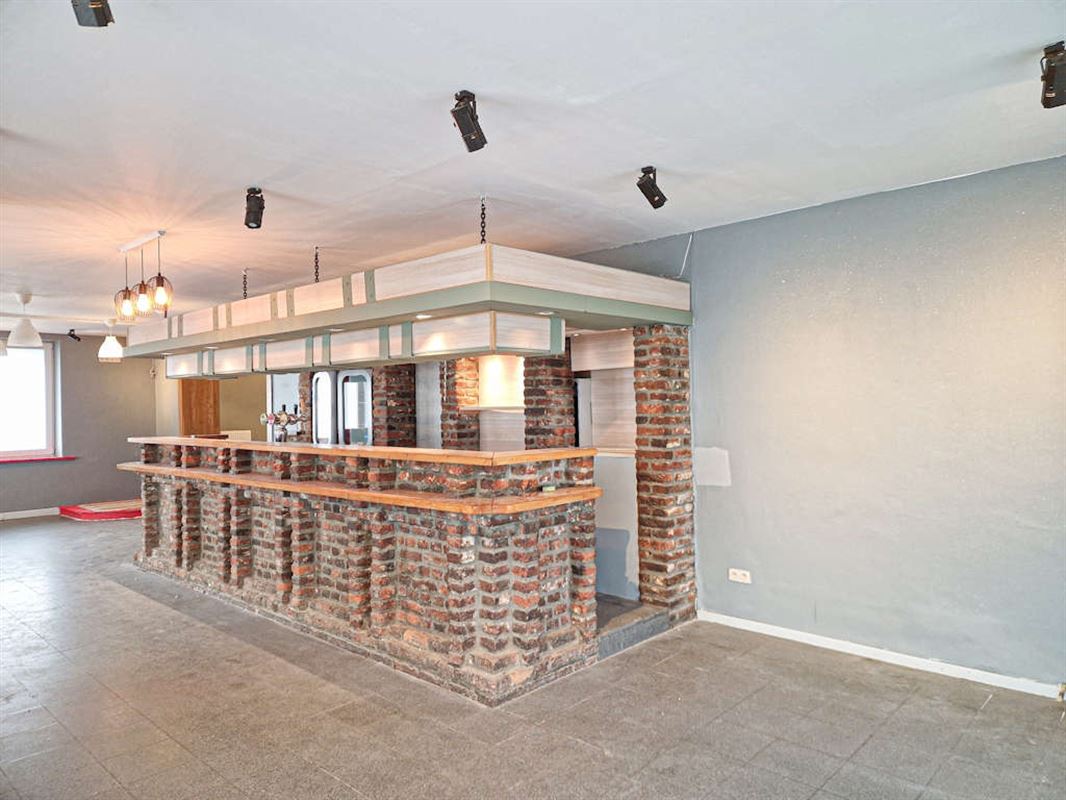 Immeuble commercial en bon état de 511m² sur 18a 25ca