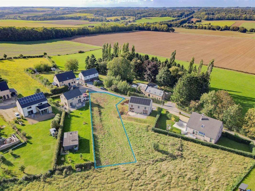 À 5 minutes de l’E411 superbe terrain à bâtir au grand calme - 10a