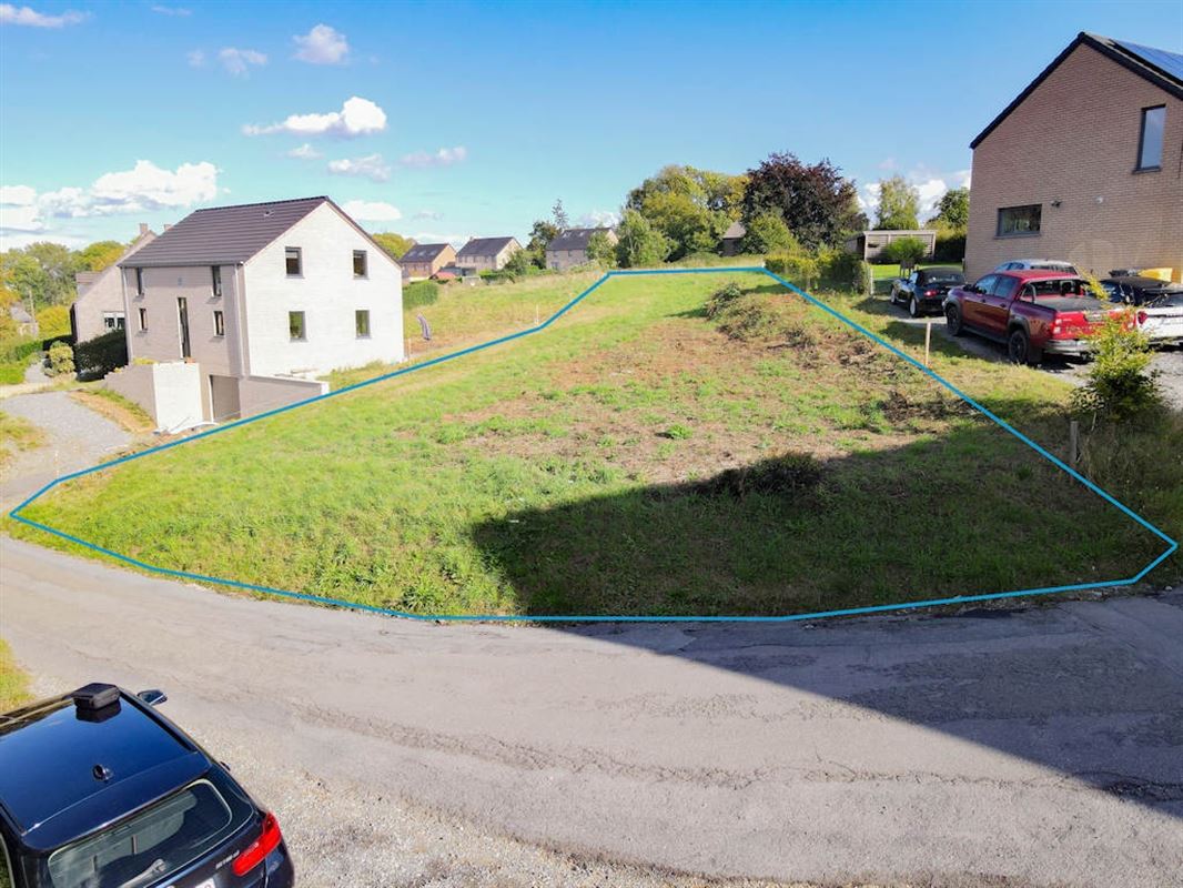 À 5 minutes de l’E411 superbe terrain à bâtir au grand calme - 10a