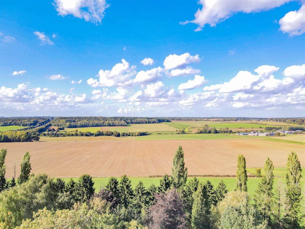 À 5 minutes de l’E411 superbe terrain à bâtir au grand calme - 10a