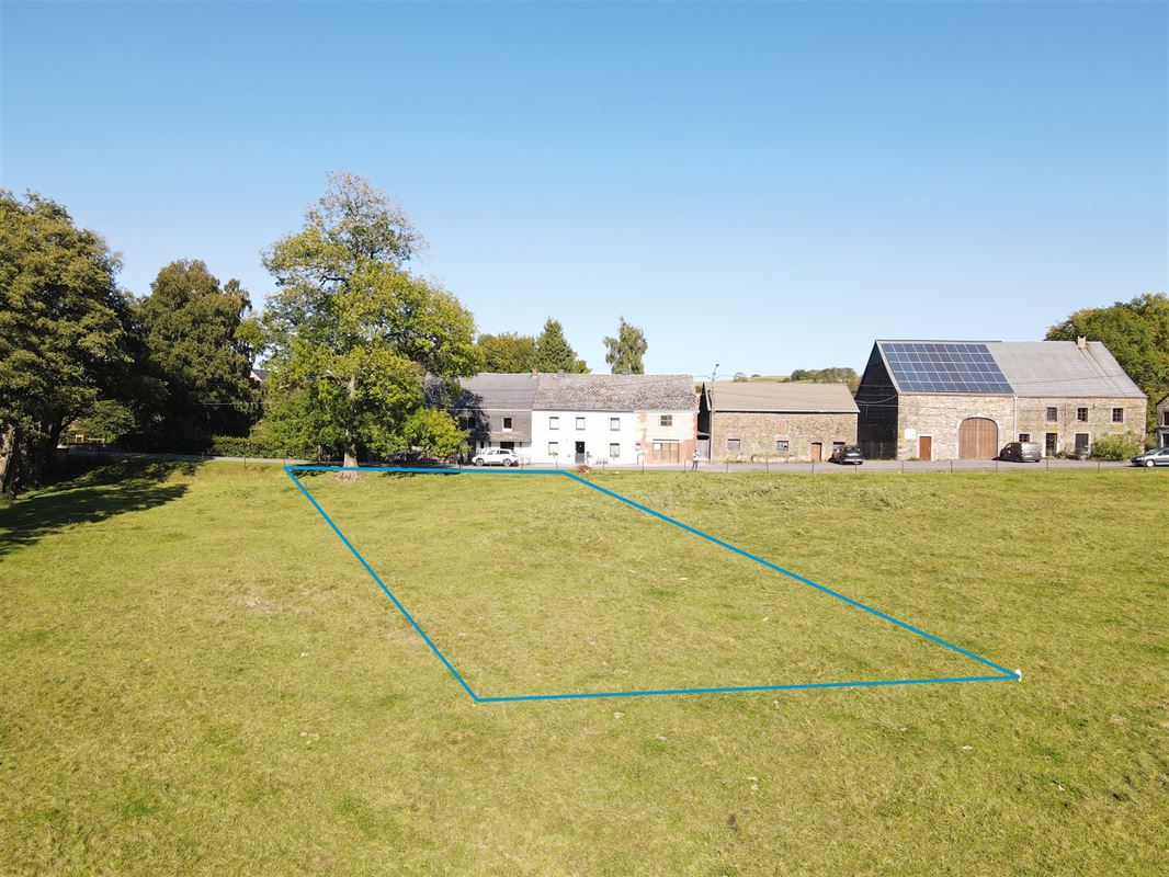 À 9 minutes de Marche, belle parcelle à bâtir de 8ares 33ca