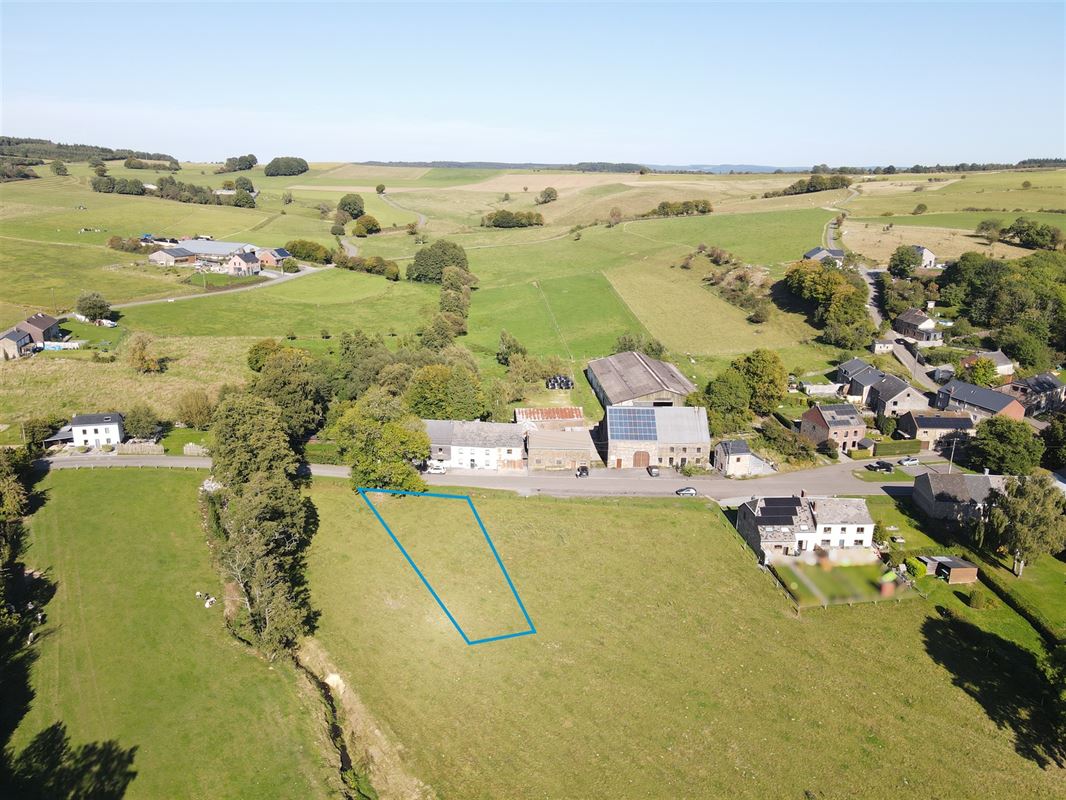 À 9 minutes de Marche, belle parcelle à bâtir de 8ares 33ca