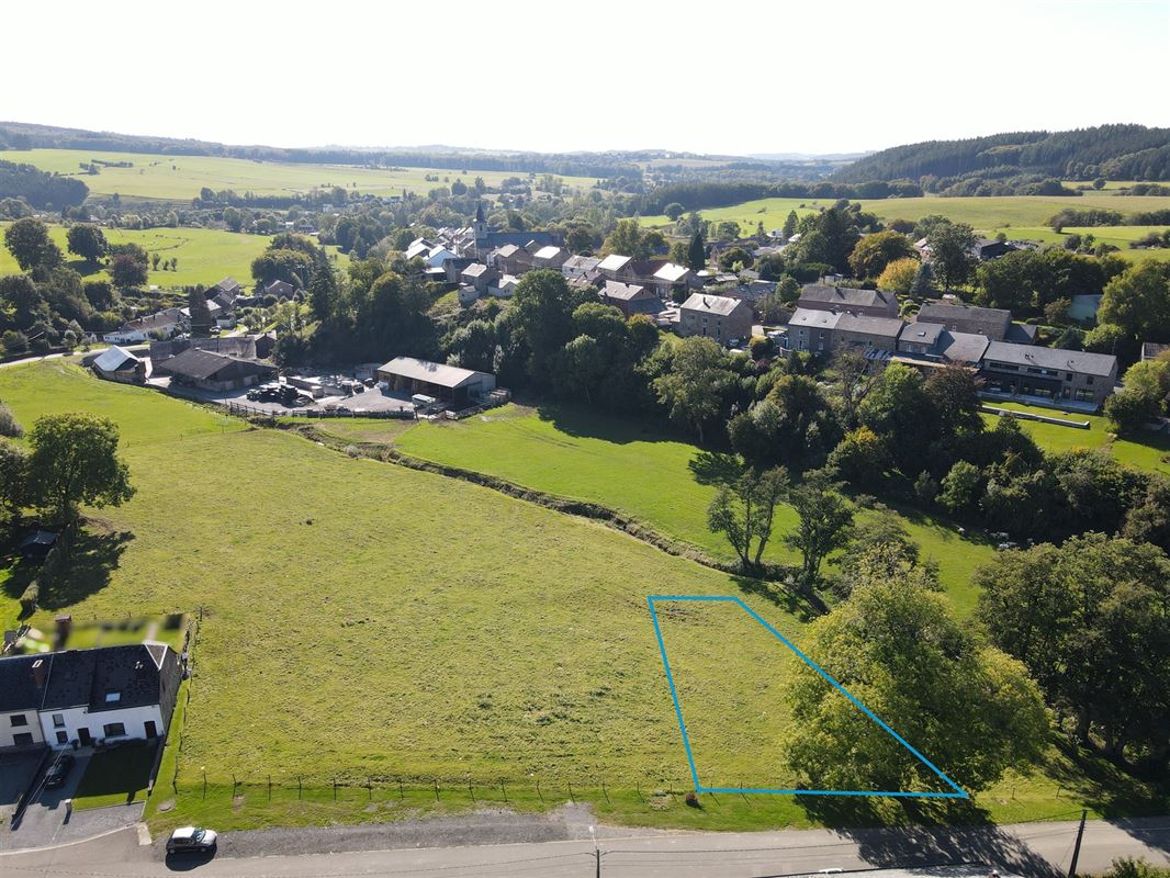 À 9 minutes de Marche, belle parcelle à bâtir de 8ares 33ca