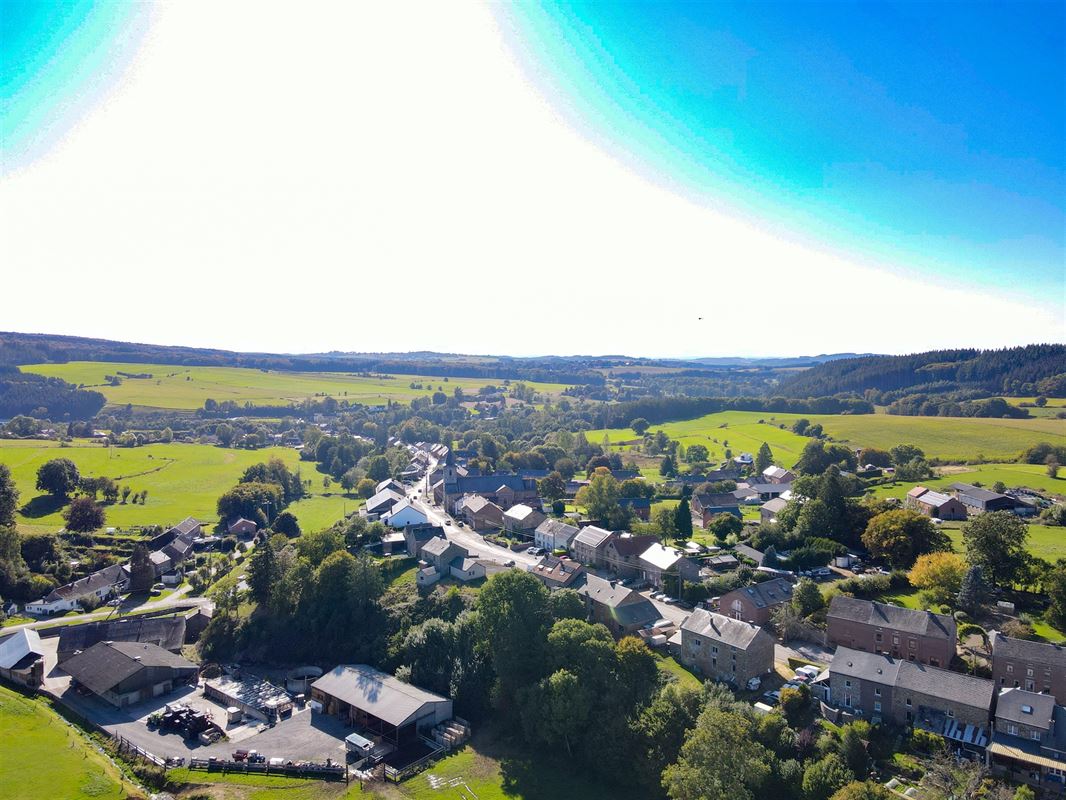 À 9 minutes de Marche, belle parcelle à bâtir de 8ares 33ca