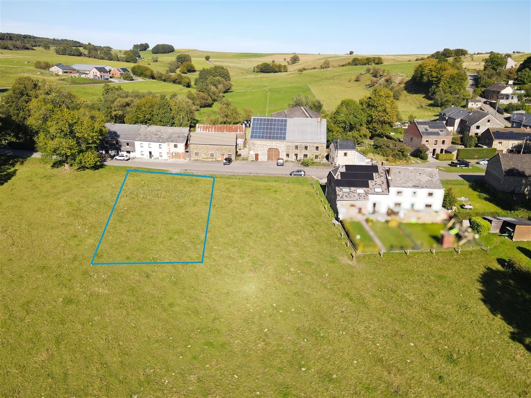 À 9 minutes de Marche, belle parcelle à bâtir de 8ares 33ca