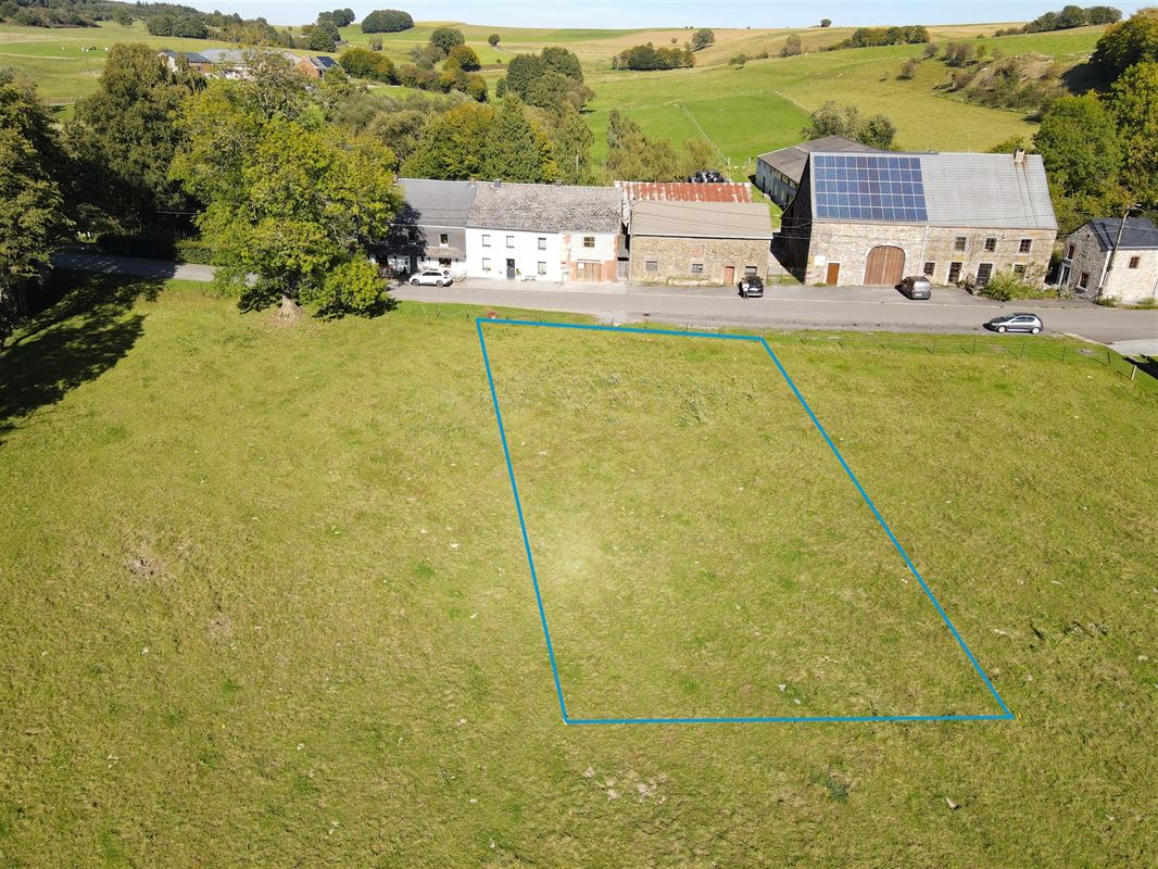 À 9 minutes de Marche, belle parcelle à bâtir de 8ares 33ca