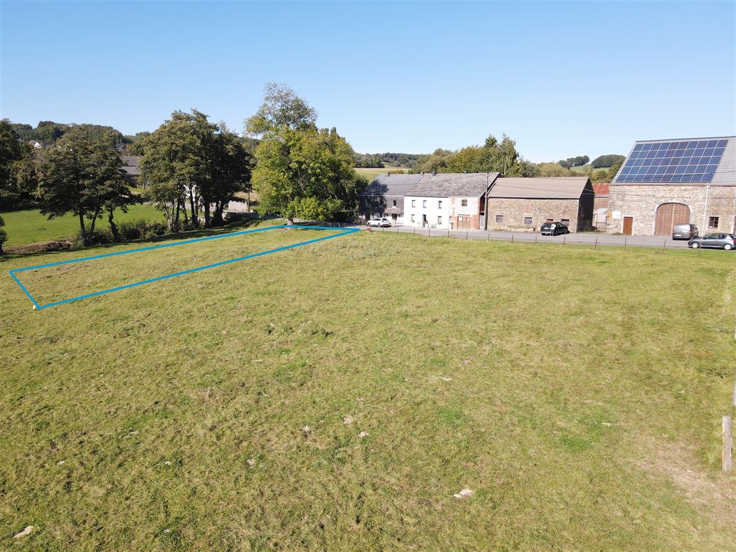 À 9 minutes de Marche, belle parcelle à bâtir de 8ares 33ca