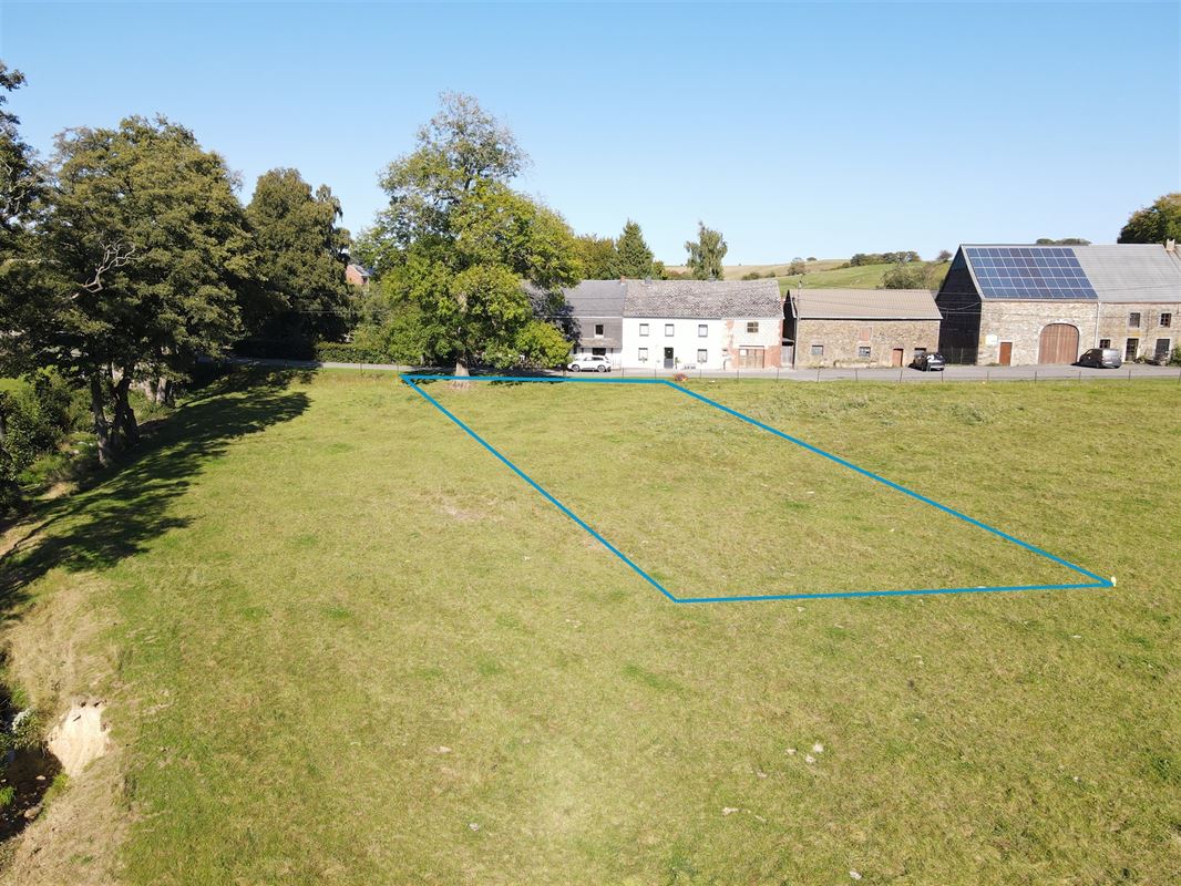 À 9 minutes de Marche, belle parcelle à bâtir de 8ares 33ca