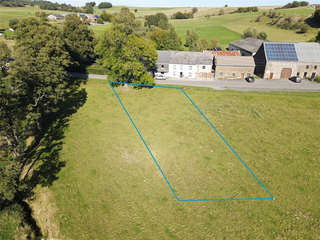 À 9 minutes de Marche, belle parcelle à bâtir de 8ares 33ca