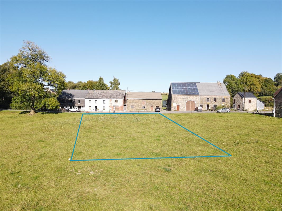 À 9 minutes de Marche, belle parcelle à bâtir de 8ares 33ca