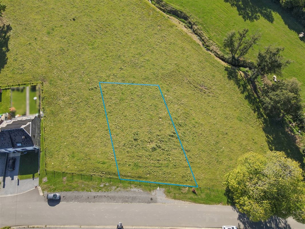 À 9 minutes de Marche, belle parcelle à bâtir de 8ares 33ca