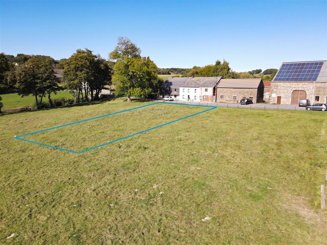 À 9 minutes de Marche, belle parcelle à bâtir de 8ares 33ca