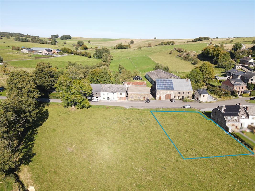 À 9 minutes de Marche, belle parcelle à bâtir de 8ares 33ca