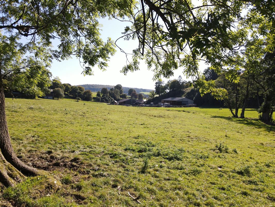 À 9 minutes de Marche, belle parcelle à bâtir de 8ares 33ca