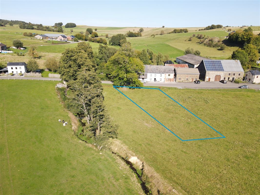 À 9 minutes de Marche, belle parcelle à bâtir de 8ares 33ca