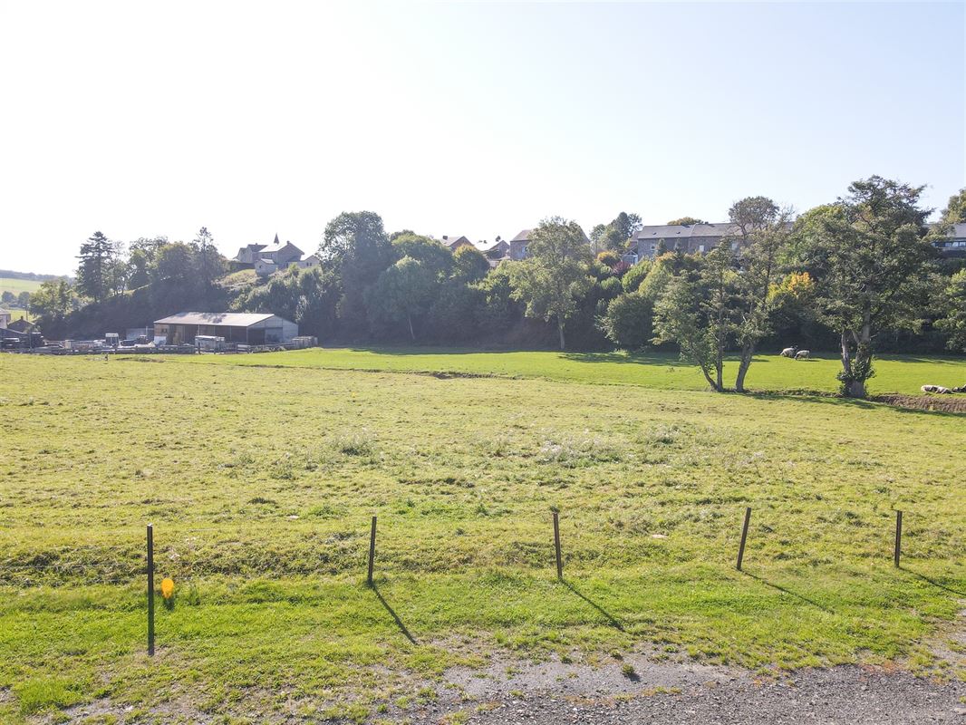 À 9 minutes de Marche, belle parcelle à bâtir de 8ares 33ca