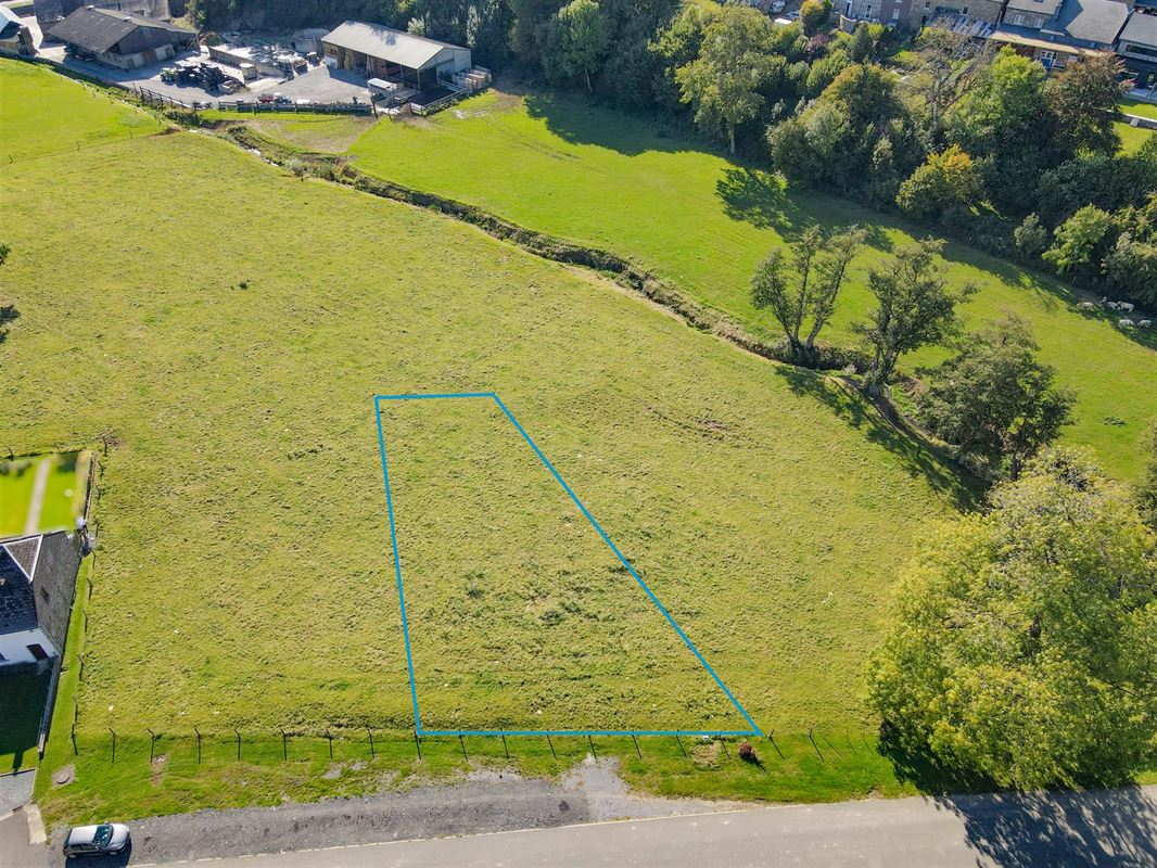 À 9 minutes de Marche, belle parcelle à bâtir de 8ares 33ca