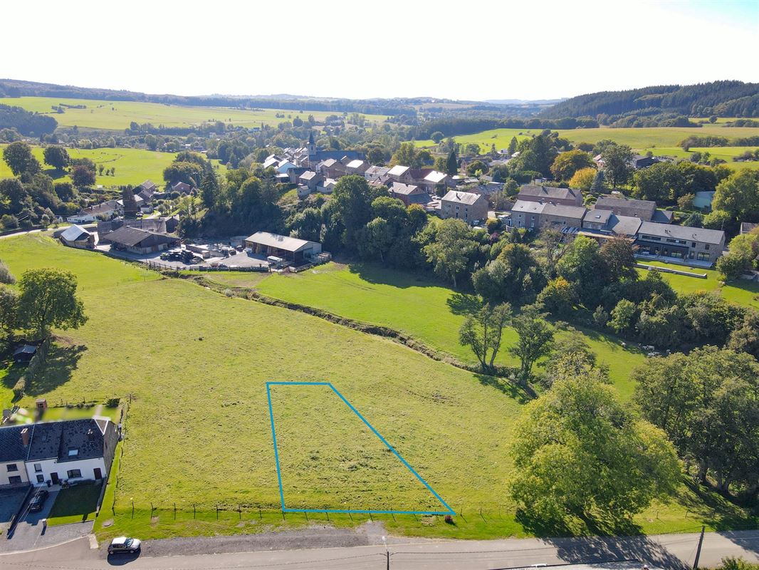 À 9 minutes de Marche, belle parcelle à bâtir de 8ares 33ca