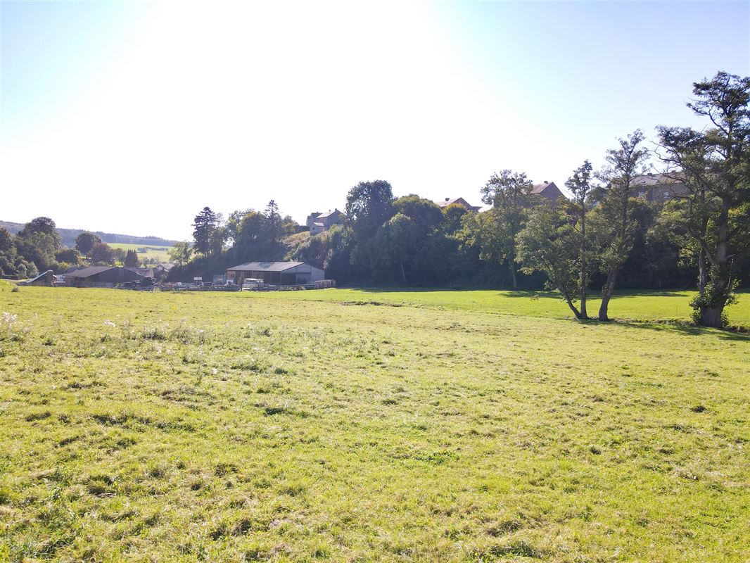 À 9 minutes de Marche, belle parcelle à bâtir de 8ares 33ca