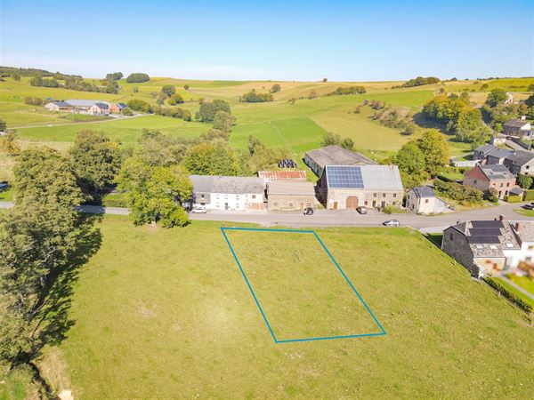 À 9 minutes de Marche, belle parcelle à bâtir de 8ares 33ca