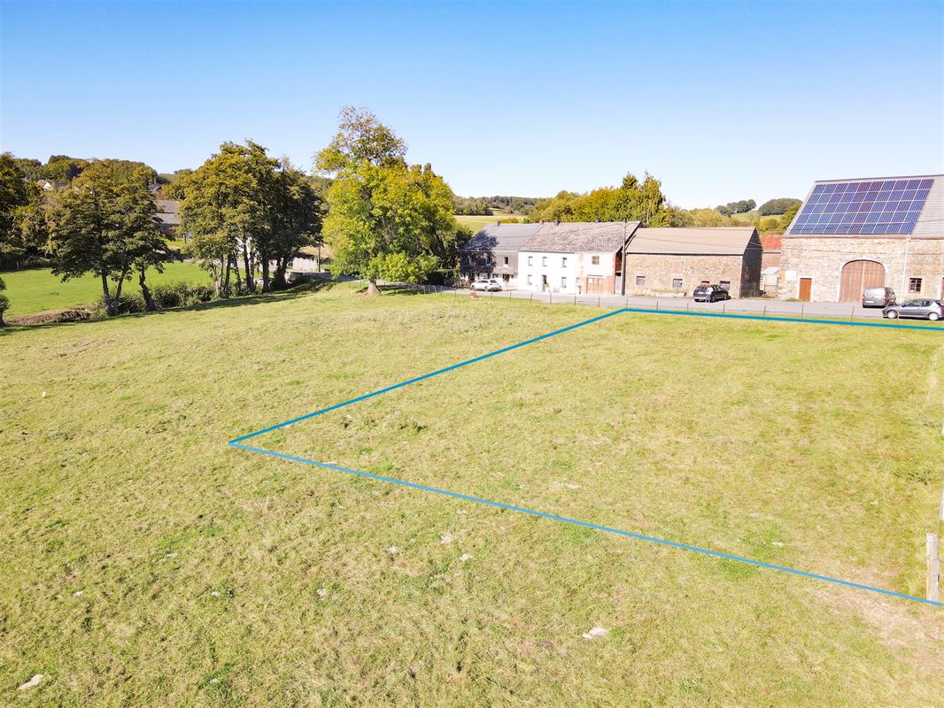 À 9 minutes de Marche, belle parcelle à bâtir de 8ares 33ca