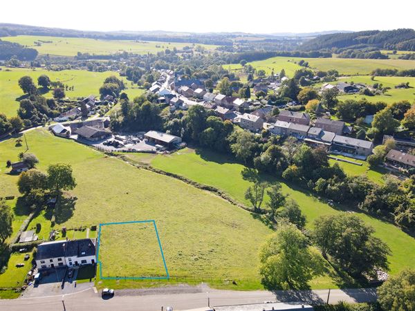 À 9 minutes de Marche, belle parcelle à bâtir de 8ares 33ca