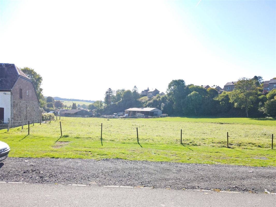À 9 minutes de Marche, belle parcelle à bâtir de 8ares 33ca