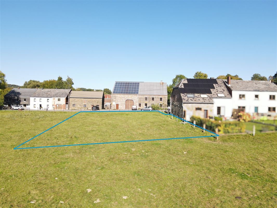 À 9 minutes de Marche, belle parcelle à bâtir de 8ares 33ca