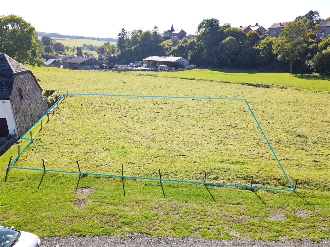À 9 minutes de Marche, belle parcelle à bâtir de 8ares 33ca