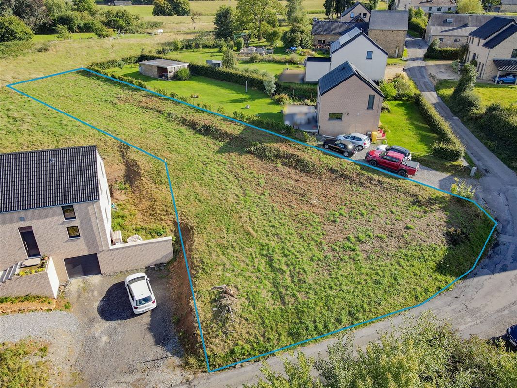 Au grand calme, à seulement 5 minutes de l’E411, superbe terrain à bâtir idéalement situé.