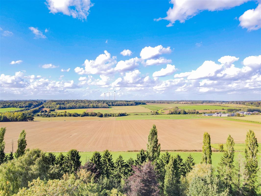 Au grand calme, à seulement 5 minutes de l’E411, superbe terrain à bâtir idéalement situé.