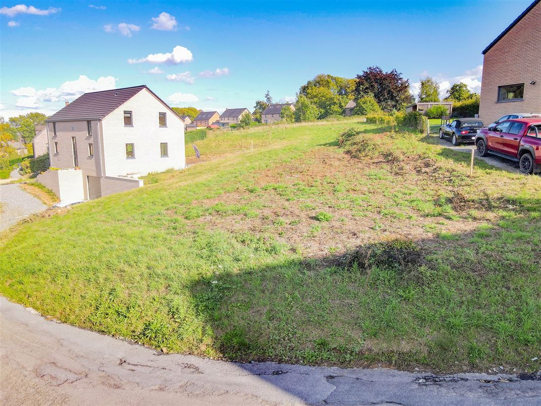 Au grand calme, à seulement 5 minutes de l’E411, superbe terrain à bâtir idéalement situé.