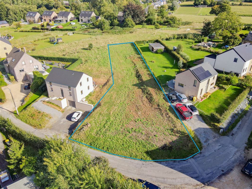 Au grand calme, à seulement 5 minutes de l’E411, superbe terrain à bâtir idéalement situé.