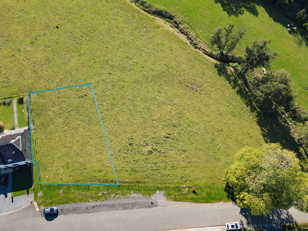 À 9 minutes de Marche, belle parcelle à bâtir de 8ares 33ca