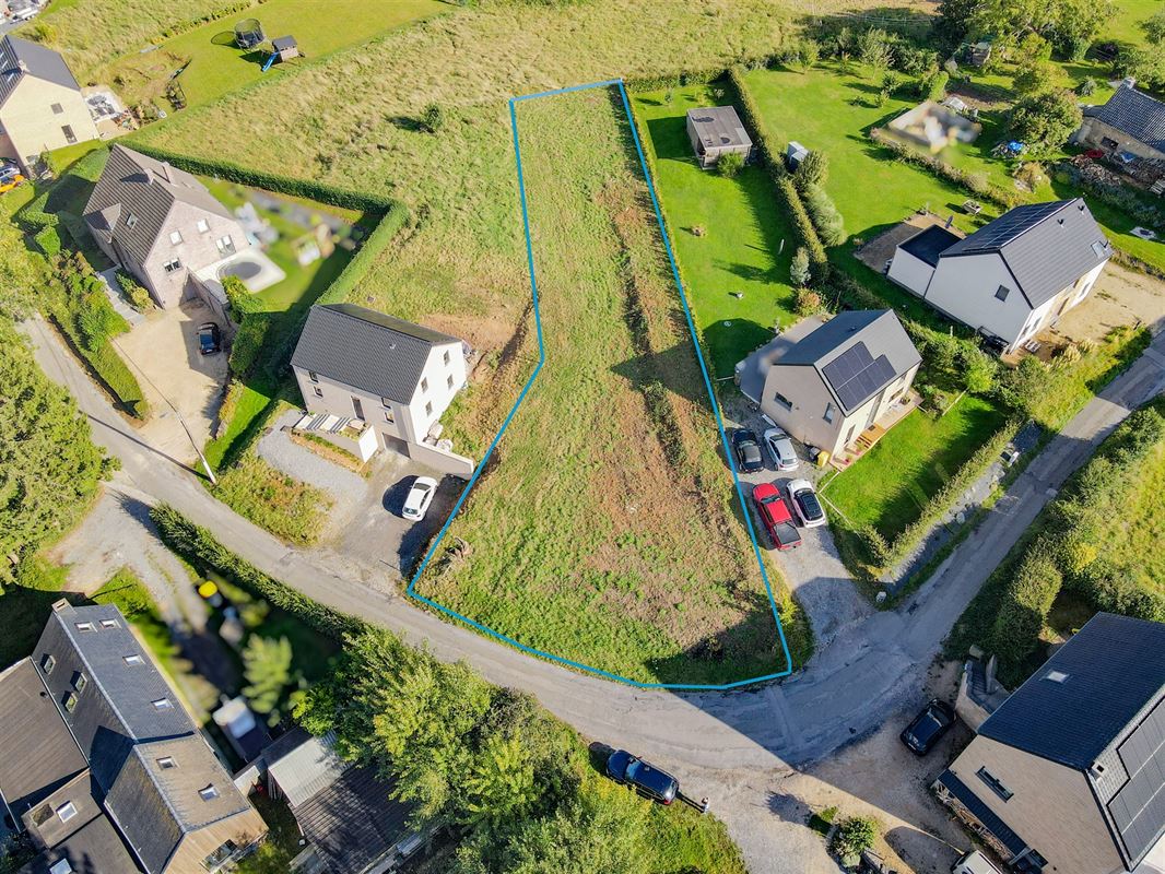 Au grand calme, à seulement 5 minutes de l’E411, superbe terrain à bâtir idéalement situé.