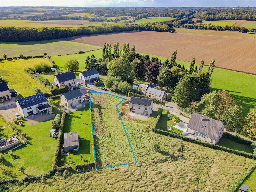 Au grand calme, à seulement 5 minutes de l’E411, superbe terrain à bâtir idéalement situé.